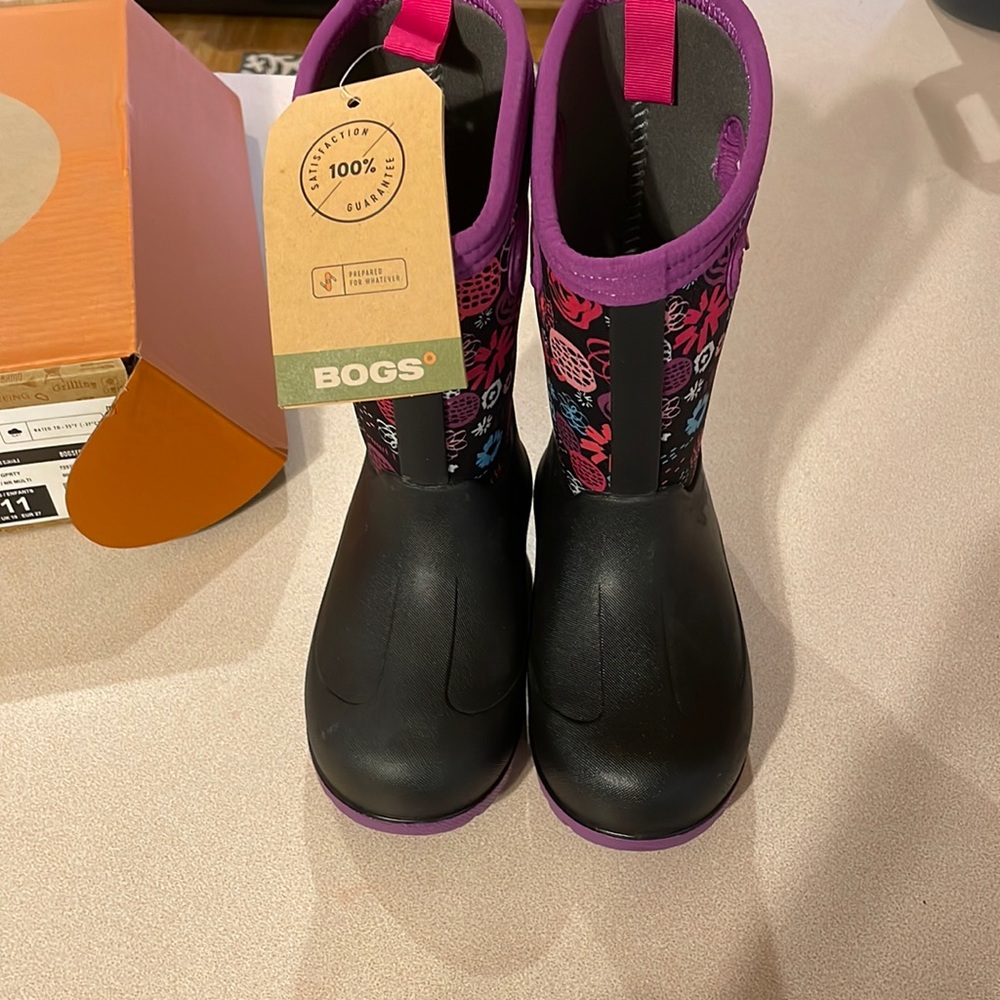 NEVER WORN GIRLS SIZE 11 bogs.